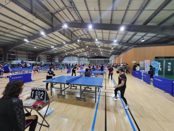 이▲ 포항 지역 탁구 꿈나무 후원을 위한 ‘포항탁구꿈나무후원회 발대식 및 초심부 왕중왕전’이 지난 16일 포항시 북구 양덕 한마음체육관에서 열렸다. 참가 선수들이 경기를 펼치고 있다. 권수진 기자