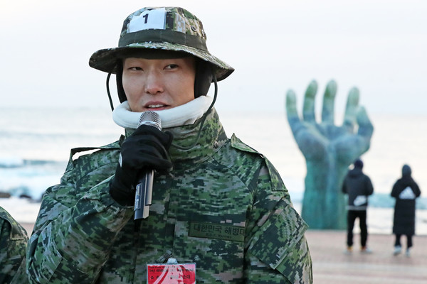 19일 경북 포항시 남구 호미곶면 호미곶해맞이광장에서 높이뛰기 국가대표 우상혁 선수가 2024년 파리 하계올림픽 선전을 다짐하고 있다. 연합뉴스