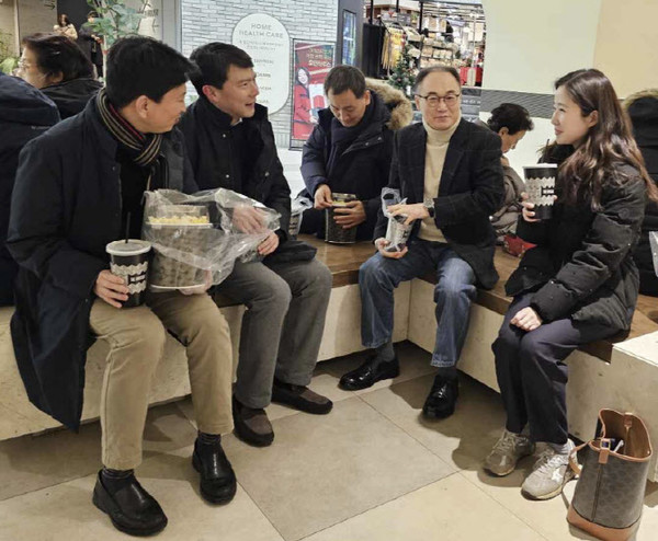 이원석(오른쪽서 두 번째) 검찰총장이 지난 17일 대검 직원들과 영화 ‘서울의 봄’을 관람하기 위해 영화관에 방문하고 있다. 대검찰청 제공