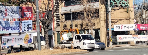 길거리에 걸려진 정당 현수막 모습 = 권영진 기자