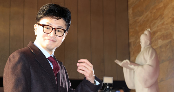 국민의힘 한동훈 비상대책위원장이 27일 국회에서 기자들의 질문을 듣고 있다. 연합뉴스