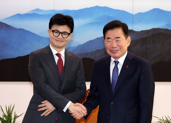 김진표 국회의장과 국민의힘 한동훈 비상대책위원장이 29일 국회의장실에서 만나고 있다.