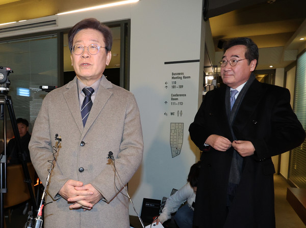 더불어민주당 이재명 대표가 30일 오전 서울 중구의 한 식당에서 이낙연 전 대표와 회동을 마친 후 입장을 밝히고 있다. 연합뉴스