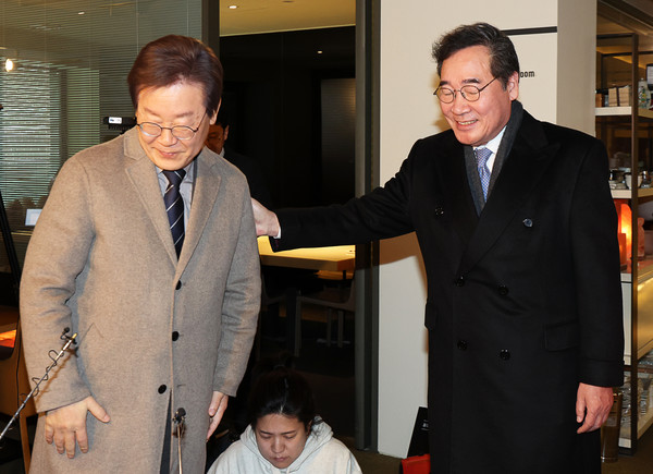 더불어민주당 이재명 대표와 이낙연 전 대표가 30일 오전 서울 중구의 한 식당에서 회동을 마친 후 인사를 나누고 있다. 연합뉴스