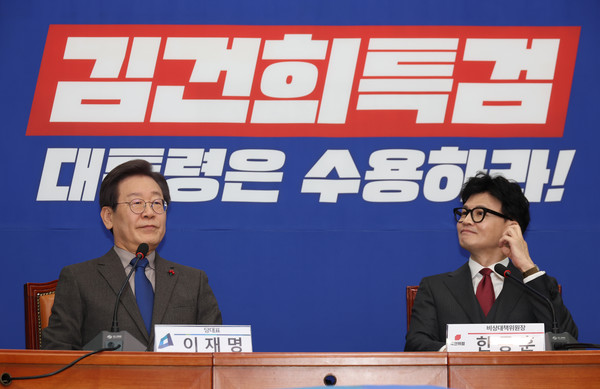 더불어민주당 이재명 대표와 국민의힘 한동훈 비상대책위원장이 29일 국회 민주당 대표실에서 만나고 있다. 연합뉴스