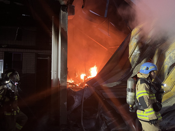 2일 오전 대구 달서구 대천동 성서2차일반산업단지 한 섬유제품제조에서 화재가 발생해 소방당국이 진화작업을 하고 있다.. 대구소방본부 제공