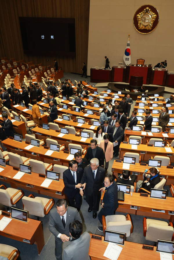  지난달 28일 국회 본회의에서 김건희 여사의 도이치모터스 주가 조작 의혹 특별검사 도입법과 대장동 50억 클럽 의혹 특검법이 통과됐다. 이날 본회의를 마친 야당 의원들이 퇴장하고 있다. 연합뉴스