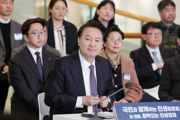 윤석열 대통령이 4일 경기도 용인시 중소기업인력개발원에서 '국민과 함께하는 민생토론회' 형식으로 열린 기획재정부의 2024년 신년 업무보고에서 참석자의 발언을 듣고 있다. 연합