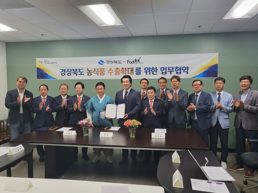 지난해 10월 14일 미국에서 이철우(왼쪽서 다섯 번째)  경북지사등 경북도 관계자들이 미국 푸닷과 농식품 수출 확대 업무협약을 체결하고 있다. 경북도 제공