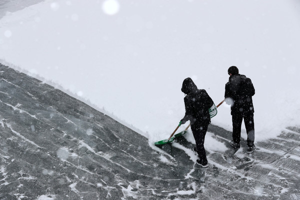 14일 오후 강원 화천군 화천읍 화천천에서 열린 '2024 산천어축제' 행사장 내 봅슬레이장에서 축제 관계자들이 눈을 치우고 있다.  연합뉴스