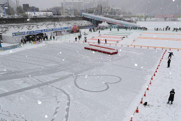 14일 오후 강원 화천군 화천읍 화천천에서 열린 '2024 산천어축제' 행사장 내 봅슬레이장에 하트(♡)가 그려져 있다.  연합뉴스