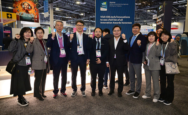 CES 2024 최고혁신상을 수상한 미드바르 기념촬영 모습. 경북도 제공