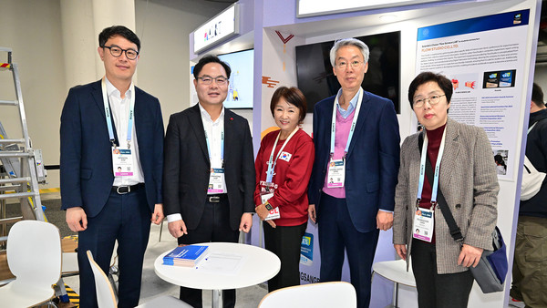 CES 2024 최고혁신상을 수상한 플로우스튜디오 기념촬영 모습. 경북도 제공