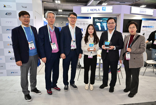 CES 2024 혁신상 2개 부문을 수상한 (주)리플라 기념촬영 모습. 경북도 제공