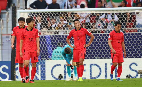 20일(한국시간) 카타르 도하 앗수마마 스타디움에서 열린 2023 아시아축구연맹(AFC) 카타르 아시안컵 조별리그 E조 2차전 요르단과 한국의 경기. 전반 요르단에게 동점골을 허용한 대표팀 선수들이 아쉬워하고 있다.연합뉴스