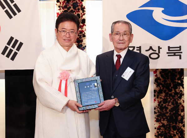 이철우 도지사가 27일 도쿄도민회 신년회에서 천병승 전 도쿄도민회장에게 감사패를_전달했다. 경북도 제공