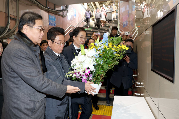 이철우 경북도지사와 임종식 교육감이 27일 도쿄 신오쿠보 거리에 있는 의인 이수현 씨의 추모비를 찾아 헌화하고 있다. 경북도 제공