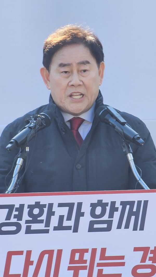 ▲ 최경환 전 경제부총리가 29일 오전 경산역 광장에서 열린 기자회견에서 22대 국회의원선거 경산지역 무소속 출마선언을 하고 있다. 노진규 기자