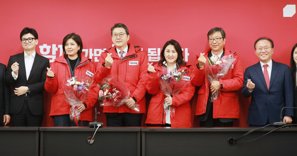 국민의힘 한동훈 비상대책위원장이 29일 오전 여의도 중앙당사에서 열린 국민인재 영입 환영식에서 영입인재들과 기념촬영을 하고 있다. 왼쪽부터 한 위원장, 진양혜 전 아나운서, 신동욱 TV조선 전 앵커, 이레나 이화여대 의학전문대학원원 의공학교실 교수, 하정훈 대한소아청소년 개원의사회 부회장, 윤재옥 원내대표. 연합뉴스