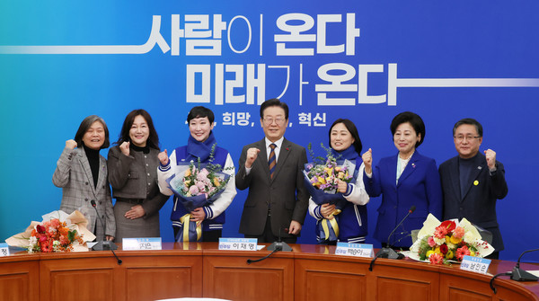 불어민주당 이재명 대표가 29일 국회에서 열린 11·12차 인재영입식에서 이지은 전 총경, 백승아 전 교사와 함께 기념촬영을 하고 있다. 왼쪽부터 강민정·이재정 의원, 이지은 전 총경, 이재명 대표, 백승아 전 교사, 남인순 의원, 김성환 인재위원회 간사. 연합뉴스