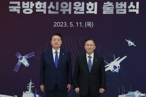 윤석열 대통령이 지난해 5월 11일 서울 용산 대통령실 청사에서 열린 대통령 직속 국방혁신위원회 출범식에서 김관진 전 국방부 장관에게 위촉장을 수여하고 기념촬영을 하고 있다. 연합뉴스