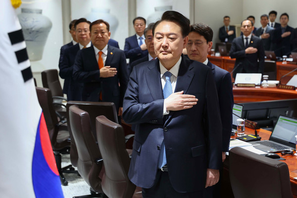 윤석열 대통령이 6일 서울 용산 대통령실 청사에서 열린 국무회의에서 국기에 경례를 하고 있다.  연합뉴스