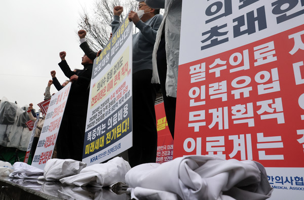 바닥에 놓인 의사가운전라북도의사회가 15일 전주시 완산구 전동 풍남문광장에서 집회를 열고 "의대 정원 졸속 추진은 의료 붕괴를 초래한다"며 정부의 의대 정원 증원 정책을 규탄하고 있다. 이들은 발언 뒤 증원 정책을 반대하고 집행부의 각오를 다지는 의미로 의사 가운을 벗는 퍼포먼스를 했다. 연합뉴스