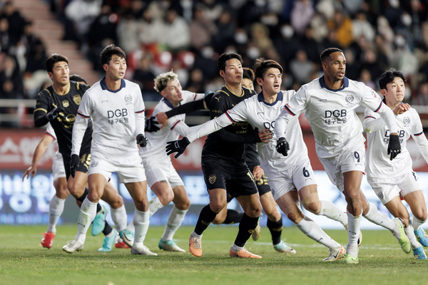 포항스틸러스와 대구FC 선수들이 지난해 11월 25일 포항스틸야드에서 펼쳐진 맞대결에서 볼 경합을 펼치고 있다. 한국프로축구연맹 제공