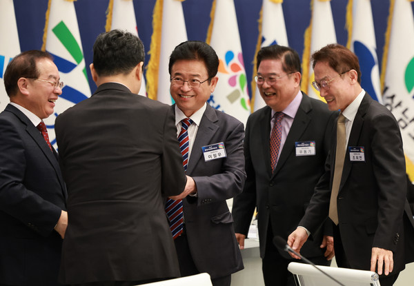 이철우(가운데) 경북도지사기 27일 청와대 영빈관에서 열린 제6차 중앙지방협력회의에 참석해 회의 시작 전 이주호 사회부총리 겸 교육부 장관, 우동기(오른쪽 두 번째) 지방시대위원장 등 참석자들과 인사하고 있다. 연합뉴스,