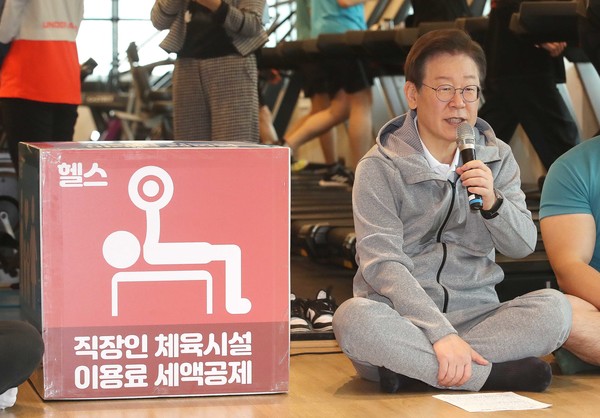 더불어민주당 이재명 대표가 28일 은평구 한 헬스장에서 직장인 정책간담회를 하고 있다. 사진공동취재단