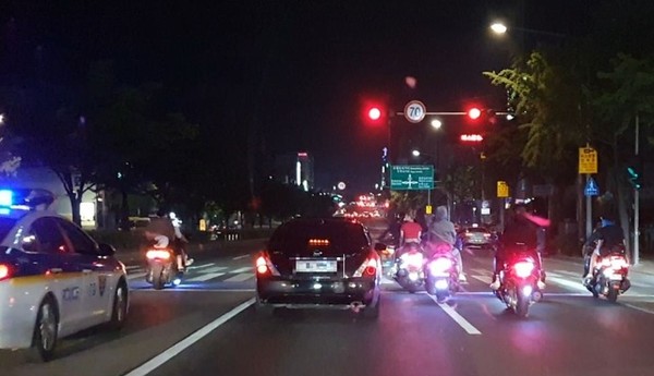 폭주족이 심야 도로를 달리는 모습. 대구경찰청 제공