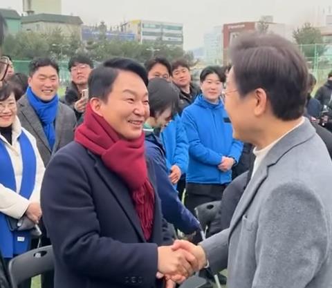 원희룡 후보와 이재명 대표가 지난달 16일 인천 계양을 지역 행사에서 만나 악수를 나누고 있다. 원희룡 예비후보 페이스북 갈무리