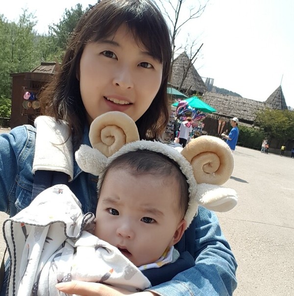 지난달 28일 뇌사장기기증으로 5명의 생명을 살리고 세상을 떠난 원인애씨가 생전 아들과 함께 찍은 사진.한국장기조직기증원 제공