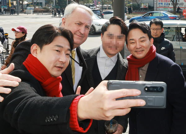 제22대 국회의원 선거 인천 계양(을) 지역에 출마한 원희룡 전 국토교통부 장관, 인요한 전 국민의힘 혁신위원장과 원 전 장관의 후원회장인 전 축구 국가대표 이천수가 지난달 26일 인천 계산우체국 인근에서 시민들과 기념촬영을 하고 있다.