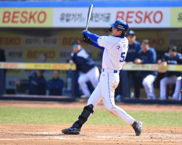 삼성 구자욱이 16일 대구삼성라이온즈파크에서 열린 NC와의 2024 KBO리그 시범경기에서 3회말 홈런포를 가동하고 있다. 삼성라이온즈 제공