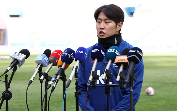 지난 아시안컵 기간 주장 손흥민과 물리적 충돌로 '하극상' 논란을 일으켰던 이강인이 지난 20일 서울월드컵경기장에서 태국과 2026 FIFA 북중미 월드컵 2차 예선 경기를 앞두고 열린 훈련에 앞서 심경을 밝히고 있다.연합뉴스