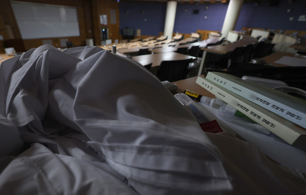 전국 의대 교수들의 집단 사직이 시작된 25일 대구 한 의과대학 강의실이 조용한 모습을 보이고 있다.  연합뉴스