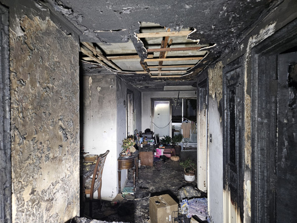 지난 27일 오후 11시 30분쯤 대구 수성구 한 아파트에서 불이나 내부를 태우고 10분 만에 꺼졌다. 대구소방안전본부 제공