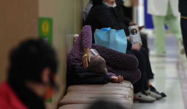 전공의 집단행동이 이어지고 있는 29일 대구 한 대학병원에 환자가 진료를 기다리며 누워 있다. 연합뉴스