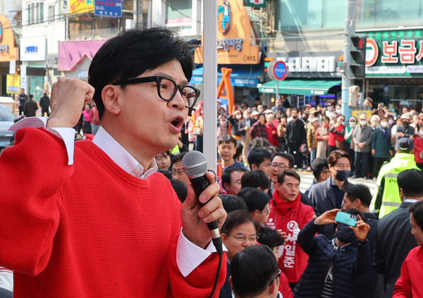 국민의힘 한동훈 비상대책위원장 겸 총괄 선거대책위원장이 6일 경남 거제시 고현사거리에서 서일준 후보의 지지를 호소하고 있다. 연합뉴스