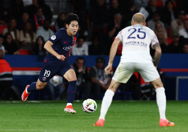 ▲PSG 이강인(왼쪽)이 7일(한국시간) 클레르몽과의 홈경기서 후반 교체투입돼 드리블을 펼치고 있다. 사진=로이터 연합뉴스 제공