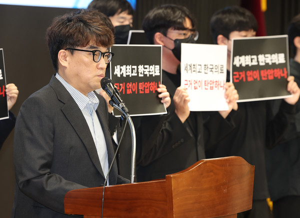 정근영 분당차병원 전공의대표(왼쪽)가 15일 오전 서울 용산구 대한의사협회에서 열린 '정책피해 전공의 박민수 복지부 제2차관 직권남용 및 권리행사방해 혐의 집단고소 기자회견'에서 취재진 질문에 답하고 있다. 연합뉴스