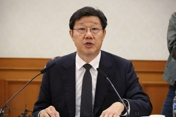 개혁을 논의하는 사회적 협의체인 대통령 직속 의료 개혁 특별위원회 위원장인 노연홍 한국제약바이오협회장이 25일 오전 서울 종로구 정부서울청사에서 열린 특위 첫 회의에서 발언하고 있다. 특위는 지역의료 강화, 의료사고 안전망 구축, 수가 등 보상체계 공정성 제고를 핵심으로 하는 '4대 필수 의료 정책 패키지'를 구체화할 계획으로 대한의사협회(의협)와 대한전공의협의회(대전협)는 불참했다. 연합뉴스