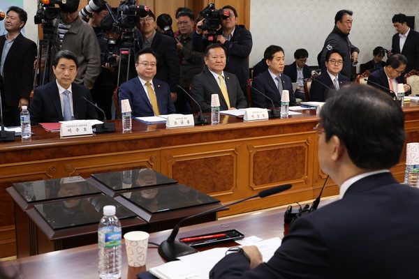 25일 오전 서울 종로구 정부서울청사에서 열린 특위 첫 회의에서 이주호 부총리 겸 기획재정부 장관, 조규홍 보건복지부 장관, 이상민 행정안전부 장관 등 참석자들이 노연홍 한국제약바이오협회장의 발언을 듣고 있다.연합뉴스