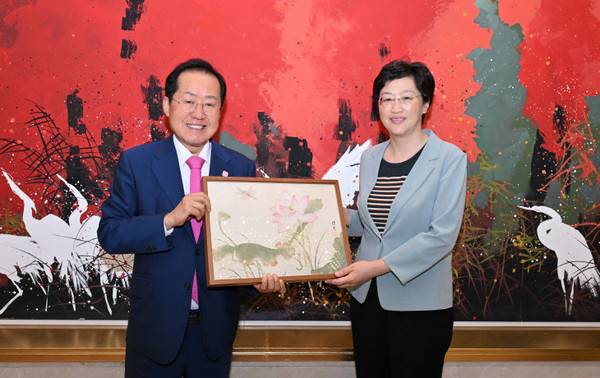 홍준표(왼쪽) 대구시장과 스샤오린 중국 청두시 당 위원회 서기와 만찬 회동에서 기념촬영을 하고 있다. 대구시 제공