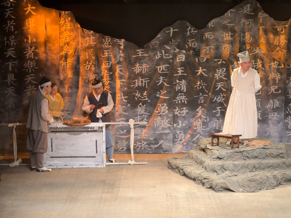 ‘제35회 경북연극제’에서 경북대표 작품으로 선정된 구미 공터다의 ‘산 밖에 다시 산’의 공연 장면. 