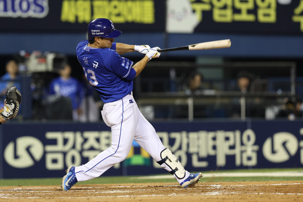 삼성라이온즈 이성규가 1일 서울 잠실구장에서 열린 2024 신한 SOL뱅크 KBO리그 두산베어스와의 원정경기에서 호쾌한 타격을 선보이고 있다. 삼성라이온즈 제공