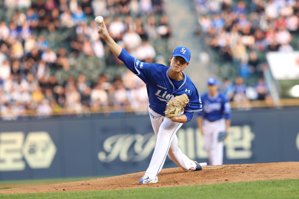 1일 서울 잠실구장에서 열린 2024 신한 SOL뱅크 KBO리그 두산베어스와의 원정경기에 선발로 나선 삼성라이온즈 투수 이호성이 투구를 펼치고 있다. 삼성라이온즈 제공