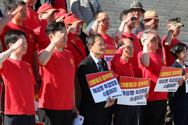  '채상병특검법'이 야당 단독으로 국회를 통과한 지난 2일 오후 해병대예비역연대 회원들이 국회 본청 앞 계단에서 대통령과 여당에 특검법 수용을 촉구하는 기자회견을 하기에 앞서 경례하고 있다. 연합뉴스