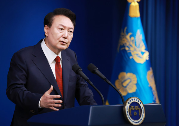 윤석열 대통령이 9일 오전 서울 용산 대통령실 청사 브리핑실에서 '윤석열정부 2년 국민보고 및 기자회견'을 하고 있다. 연합뉴스